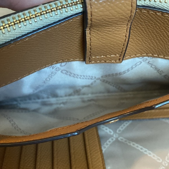 ⭐️MICHAEL KORS⭐️Gold & Camel Jet Set Large Signature Logo Wallet/EUC - Picture 9 of 10